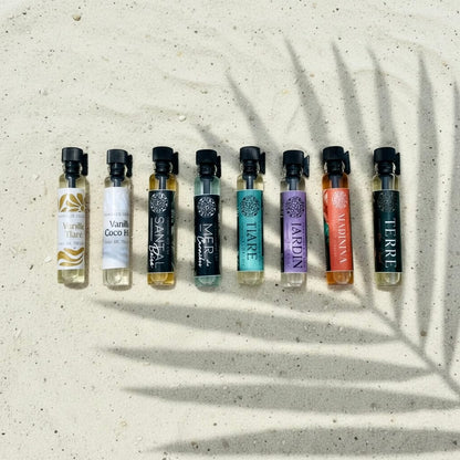 Kleine Duftproben des ShopInventars auf Sand