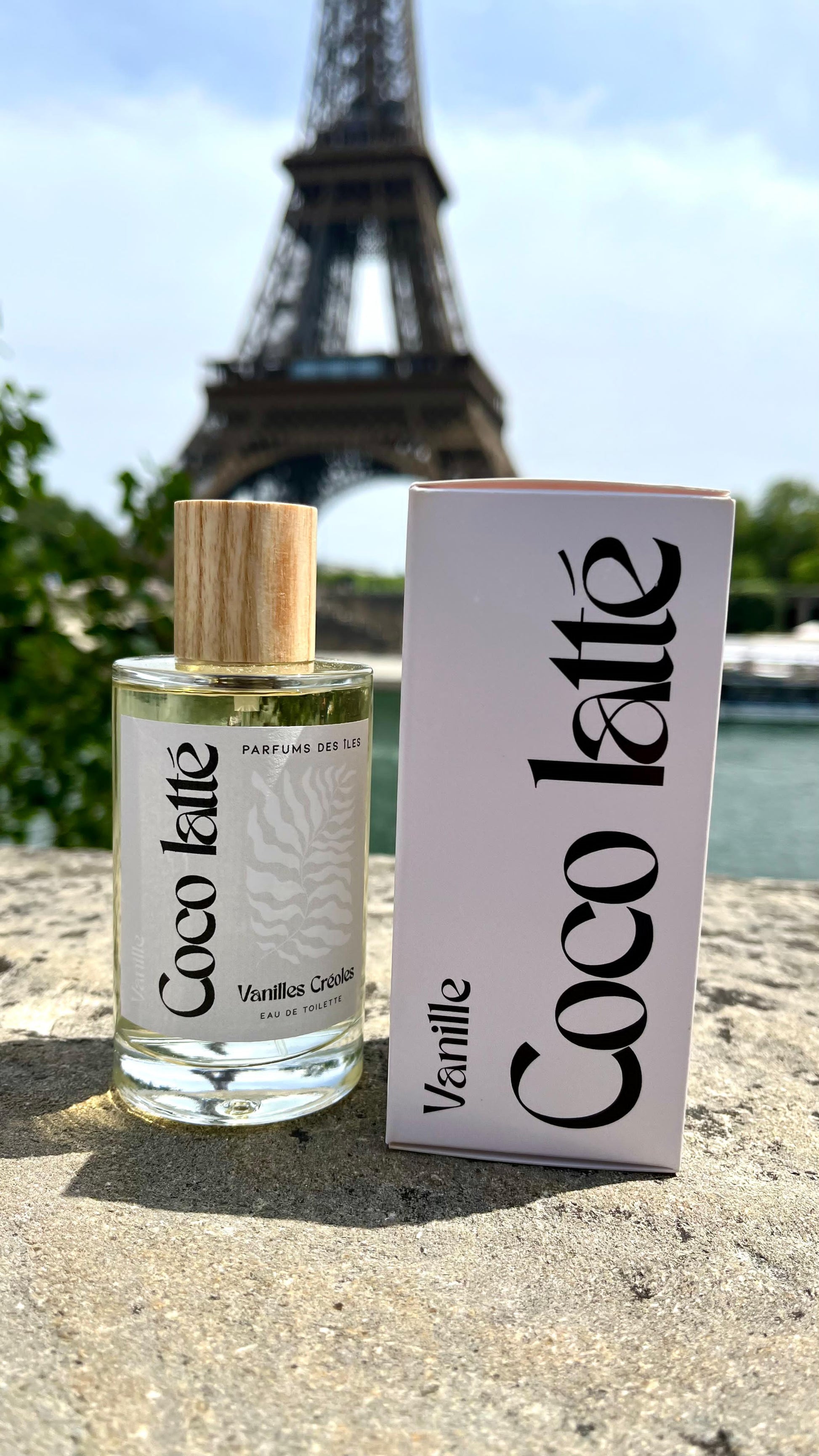 Eau de Parfum Vanille Creoles Coco latte 100ml links Flasche rechts Verpackung im Hintergrund Eiffelturm