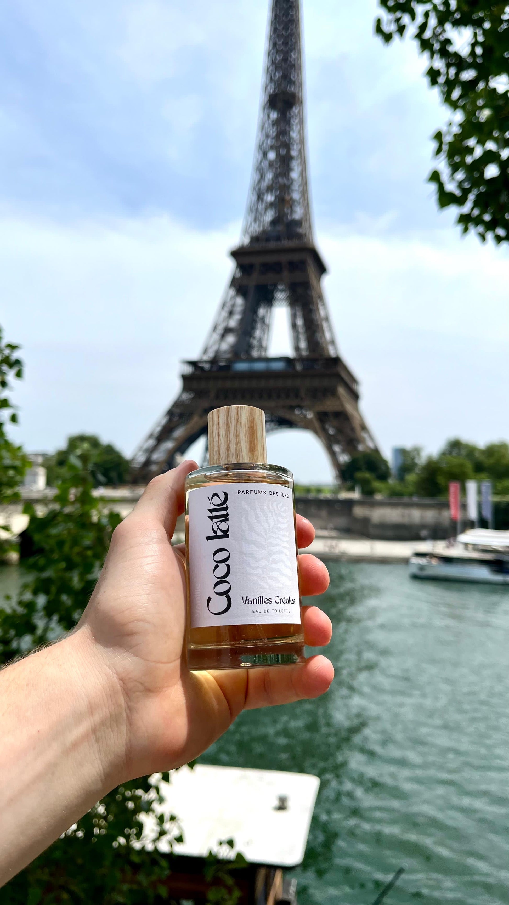 Vanille Creoles 100ml Glasflacon in der Hand im Hintergrund der Eiffelturm