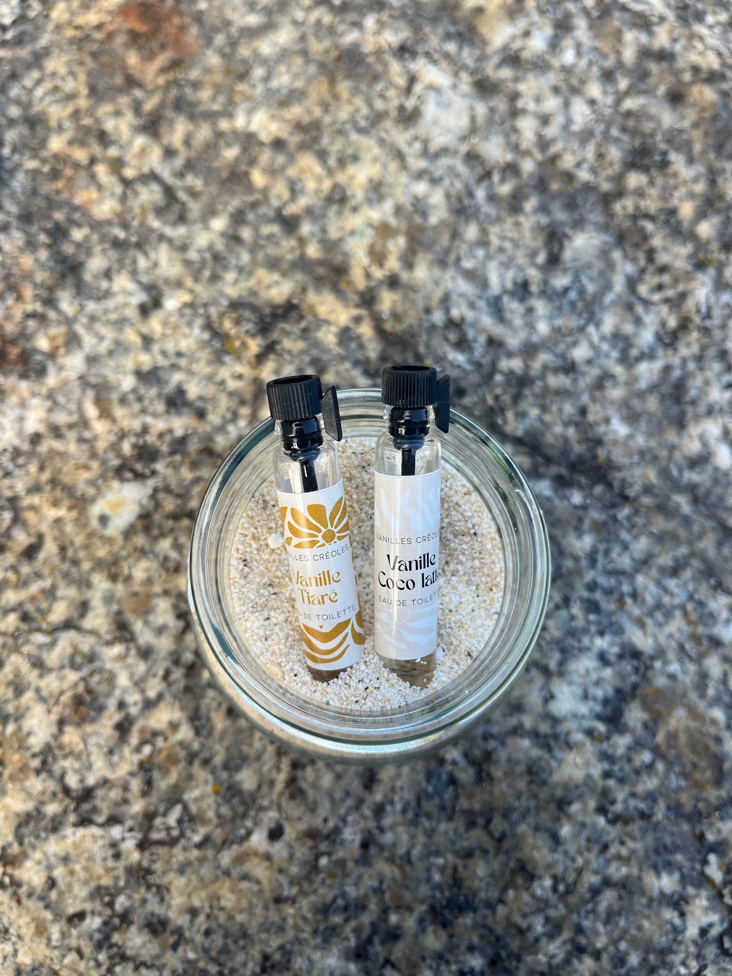 Duftproben auf Sand im Glas auf einem Granitstein