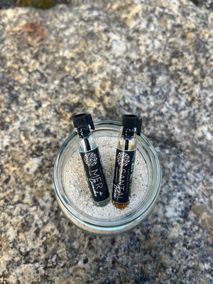 Duftproben auf Sand im Glas auf einem Granitstein