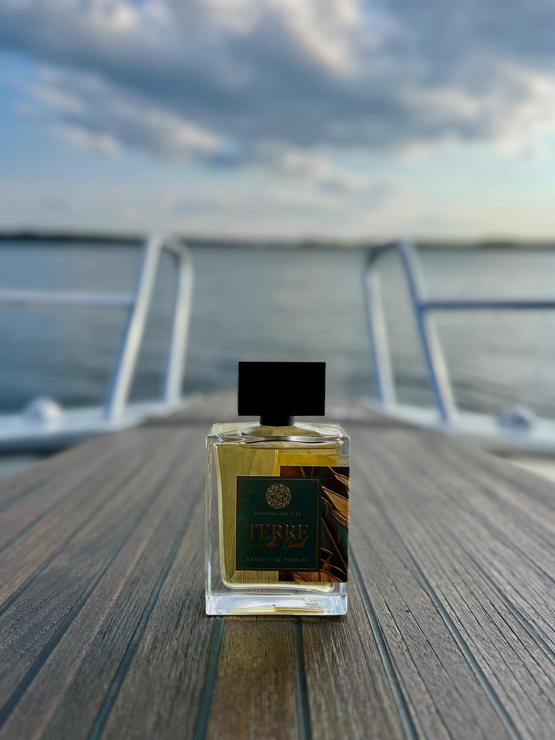 Terre de Oud Parfüm  Flacon 100ml stehend auf einem Boot. Im Hintergrund die Reeling und der See