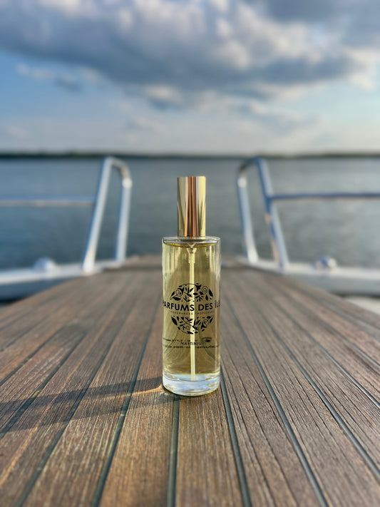 Eau de Parfum Signature Homme 100ml Flacon. Stehend auf einem Boot. Im Hintergrund die Reeling und der See