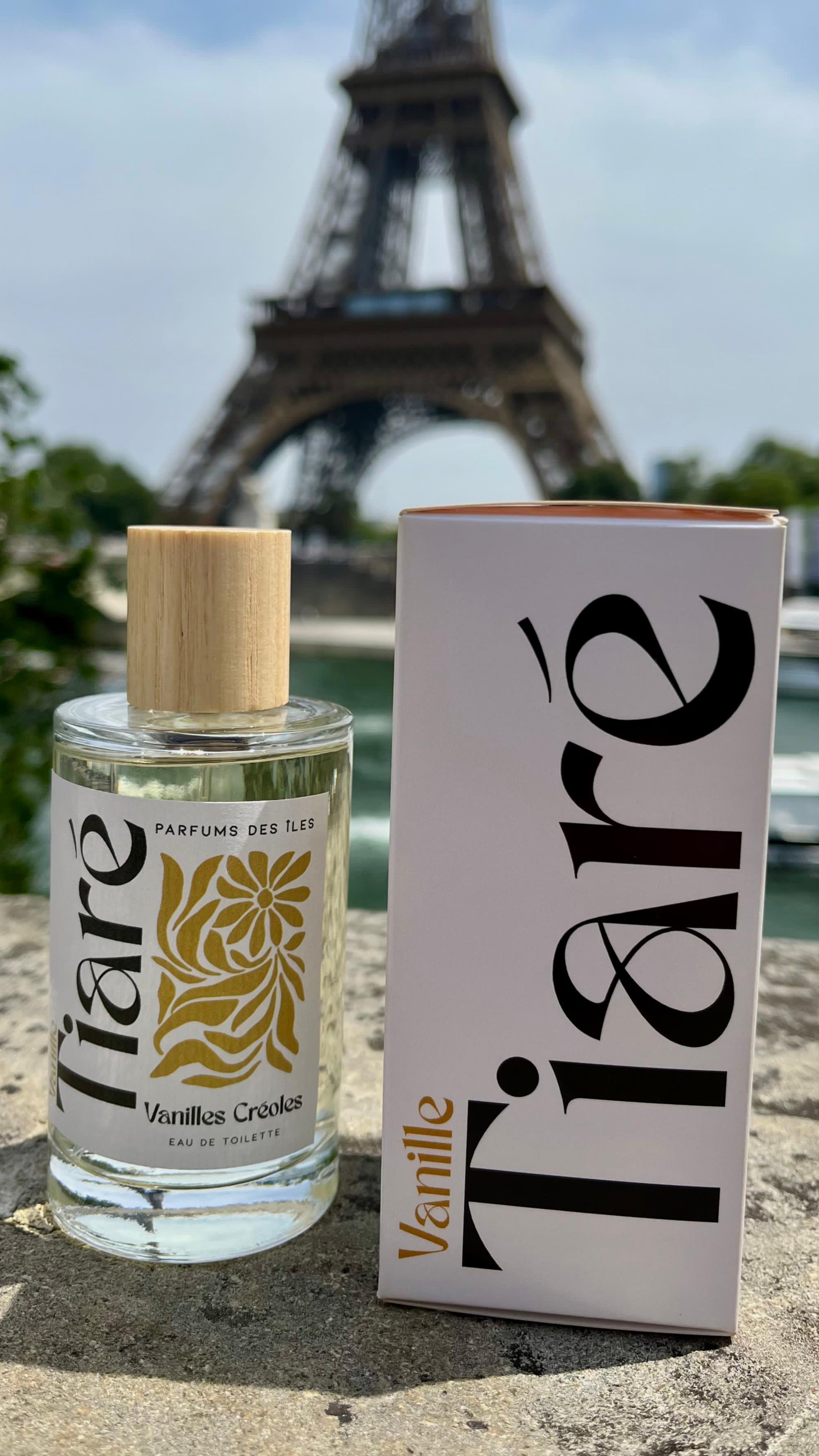 Vanille Creoles Tiare 100ml Flacon links Verpackung rechts im Hintergrund Eiffelturm